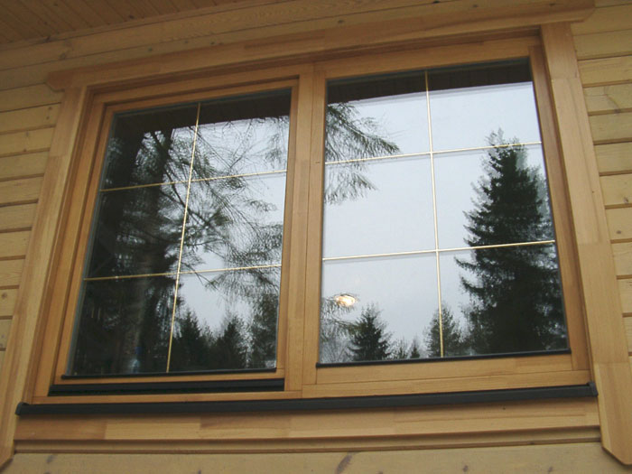 Деревянное окно в деревянном дома